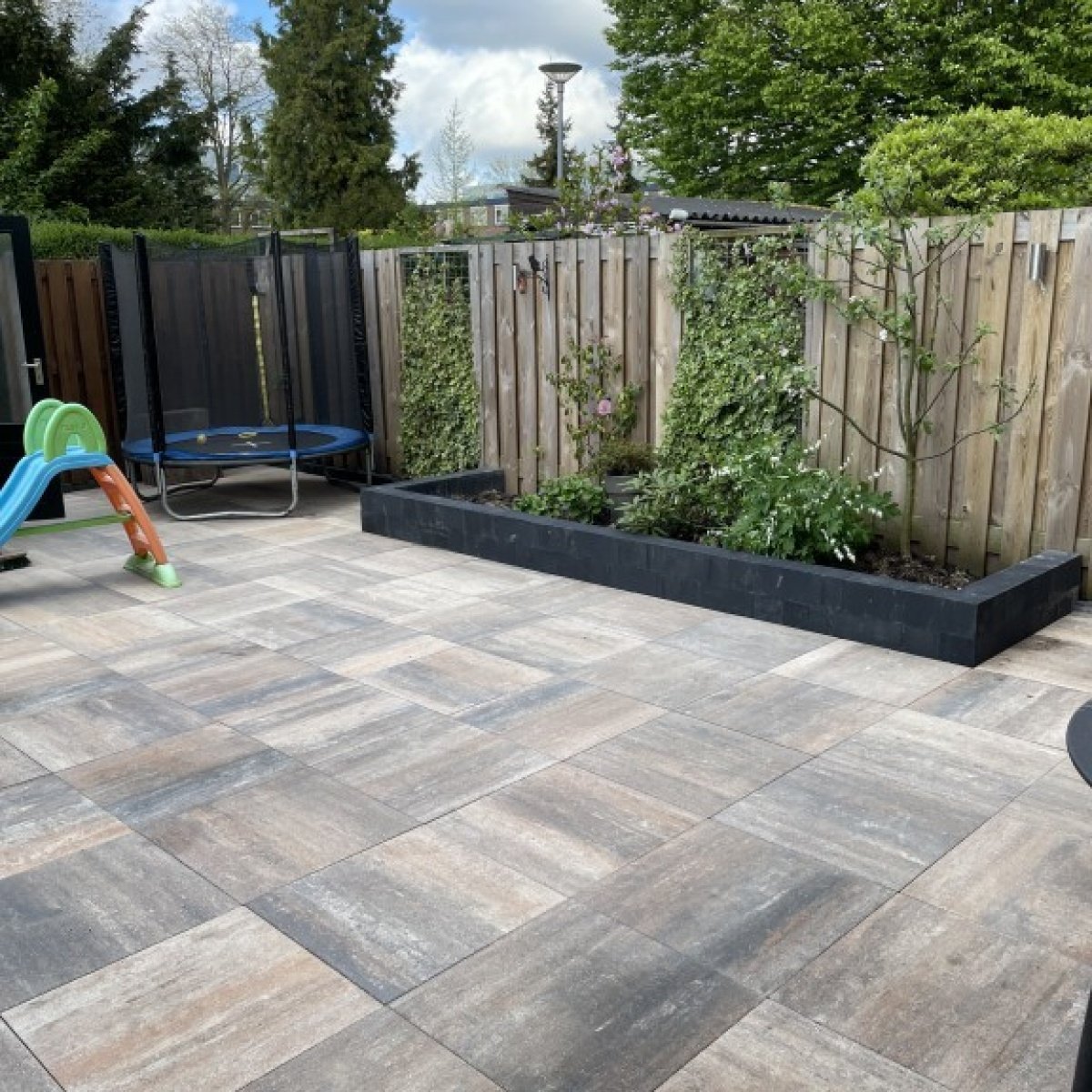 "Terras+ Lucca betontegel 60x60x4cm gelegd op terras in moderne tuin"